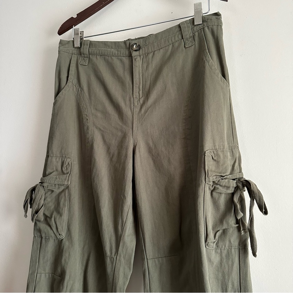 Jacquie The Label • Cotton Cargo‎ Pants in Green - Picture 3 of 9